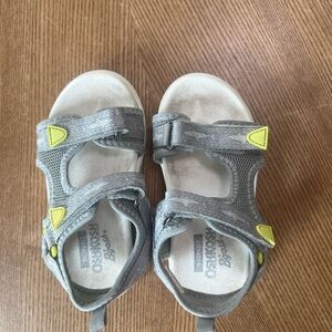 Toddler grey strap rubber sole sandals size 8